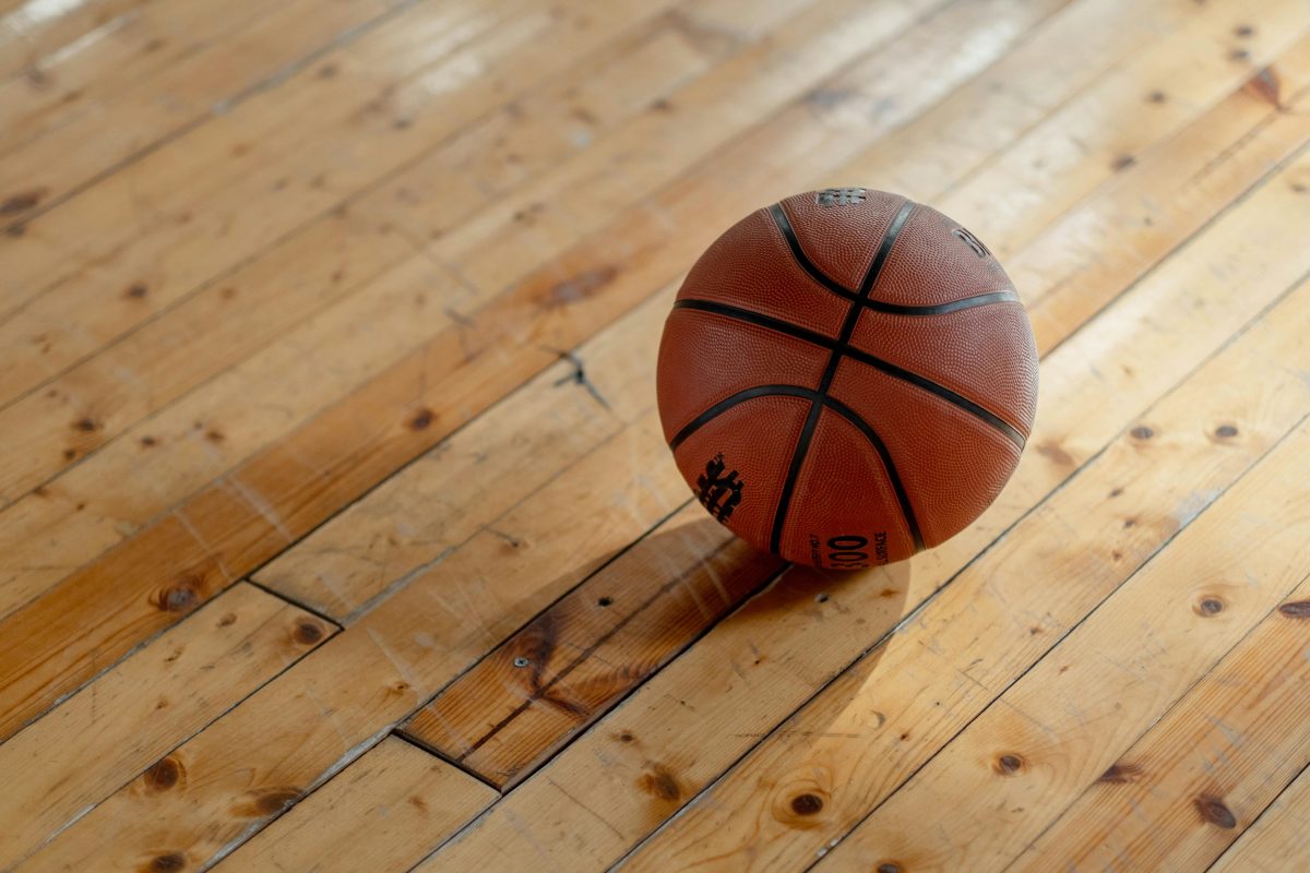 Basketbola bumba uz koka grīdas