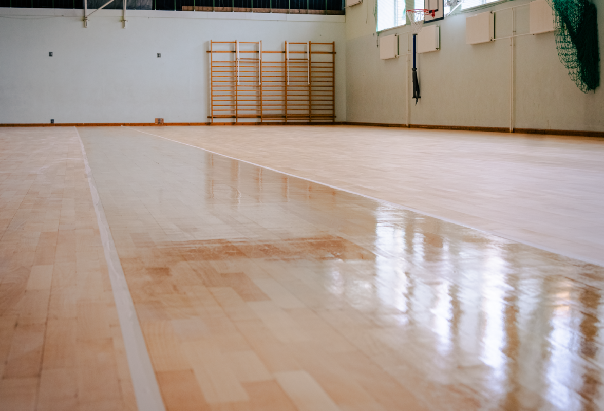 atjaunota sporta zāles grīda Mežciema pamatskolā