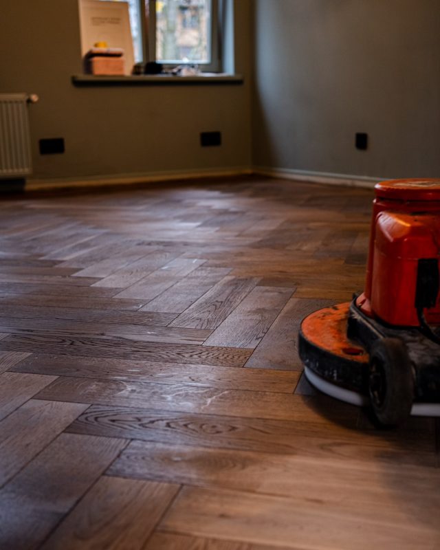 Parketa dziļā tīrīšana ar speciālo tīrīšanas iekārtu