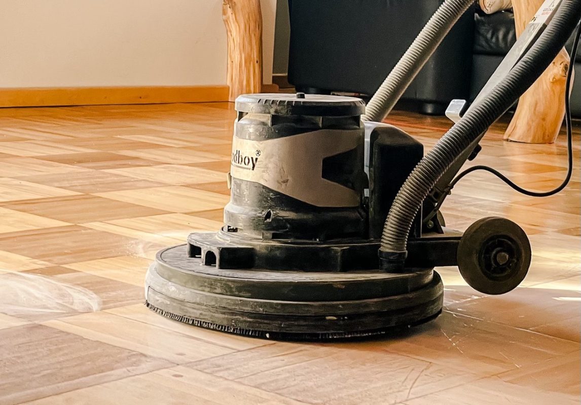 Parketa seguma dziļā tīrīšana