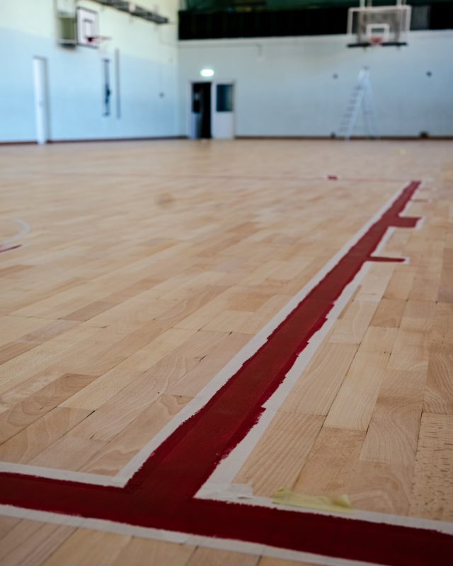 līnuju vilkšana uz sporta zāles grīdas