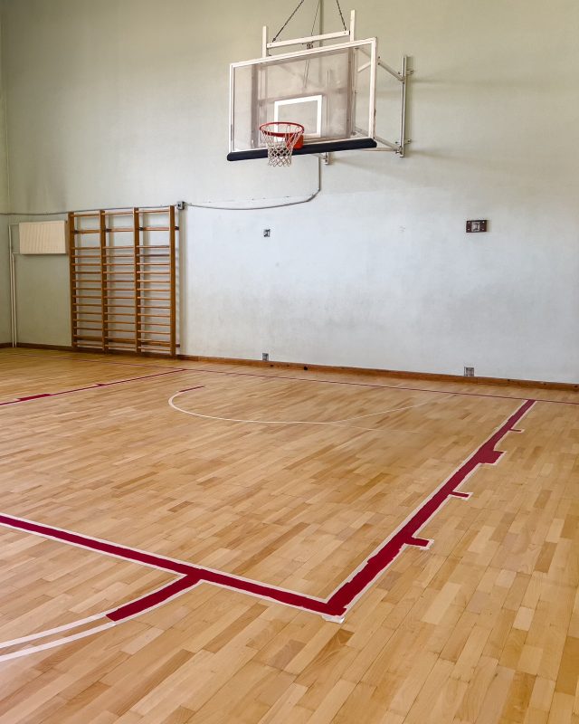 sarkanas līnijas uz sporta zāles grīdas