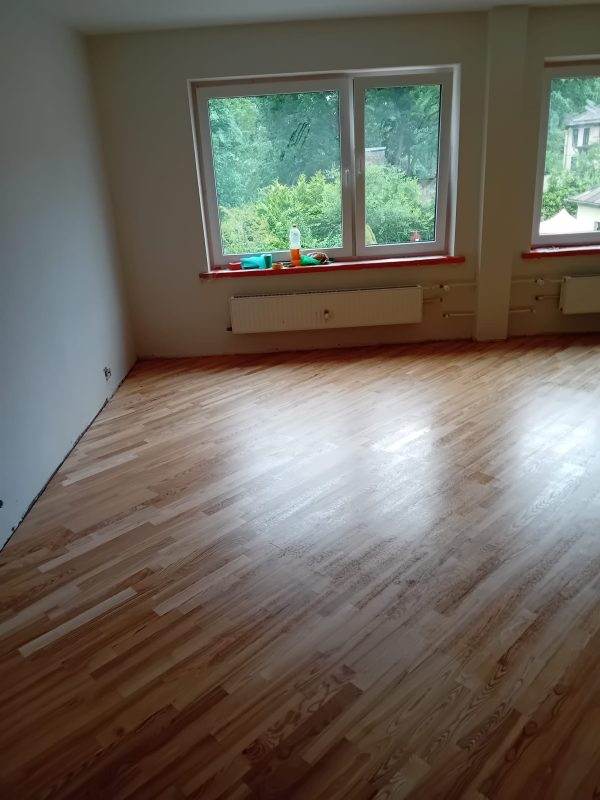 parketa grīda pēc atjaunošanas