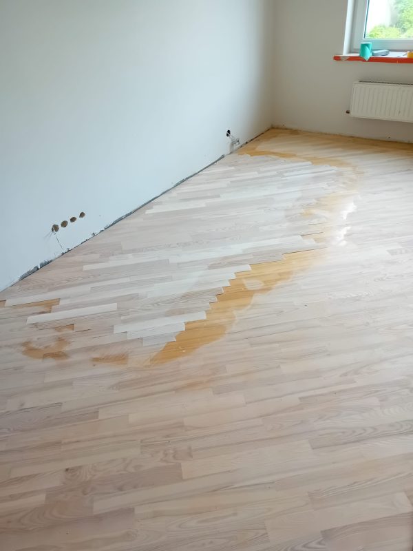 lokāli atjaunots parketa segums