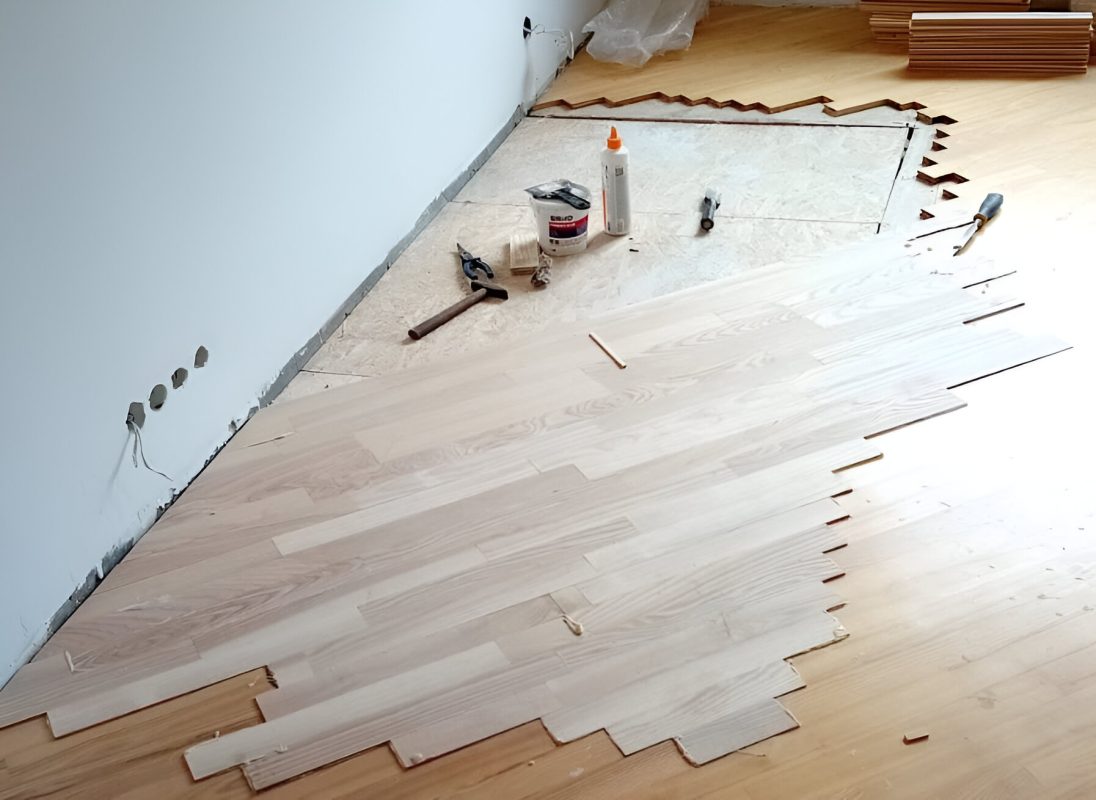 Telpā lokāli tiek ieklāts parketa segums