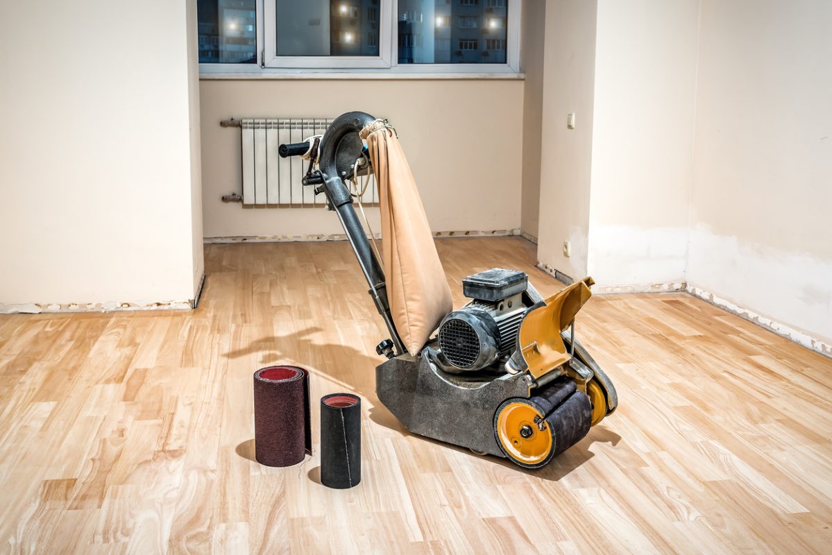 profesionāla slīpmašīna ar diviem smilšpapīriem
